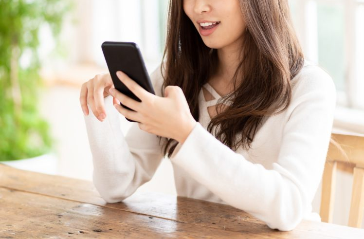 スマホを持つ女性